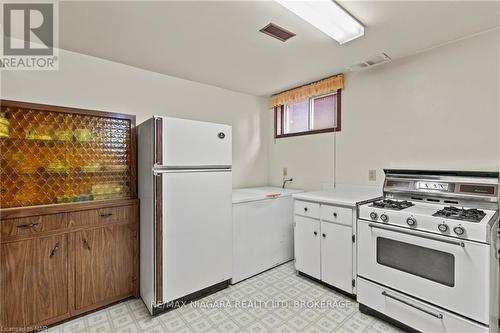 142 Welland Road, Pelham (662 - Fonthill), ON - Indoor Photo Showing Kitchen