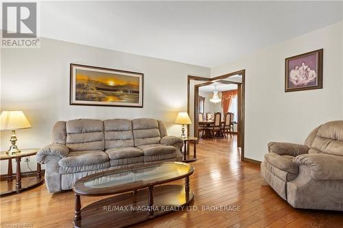 142 Welland Road, Pelham (662 - Fonthill), ON - Indoor Photo Showing Living Room