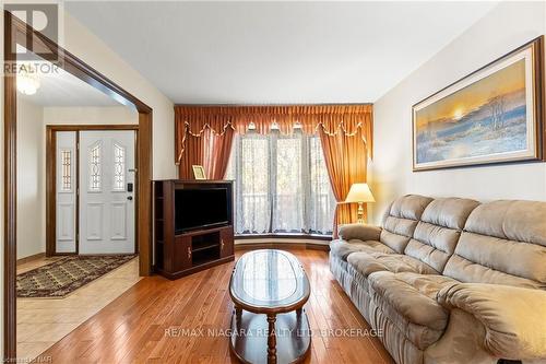 142 Welland Road, Pelham (662 - Fonthill), ON - Indoor Photo Showing Living Room