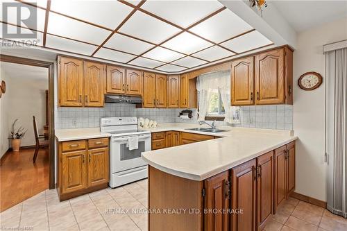 142 Welland Road, Pelham (662 - Fonthill), ON - Indoor Photo Showing Kitchen With Double Sink