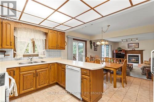 142 Welland Road, Pelham (662 - Fonthill), ON - Indoor Photo Showing Kitchen With Double Sink