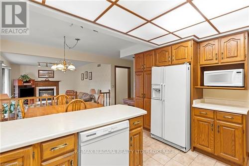 142 Welland Road, Pelham (662 - Fonthill), ON - Indoor Photo Showing Kitchen