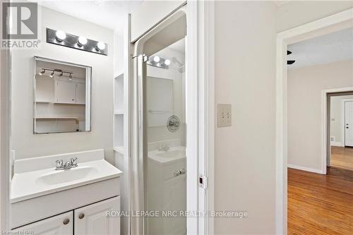 59 Wellington Street, St. Catharines (451 - Downtown), ON - Indoor Photo Showing Bathroom