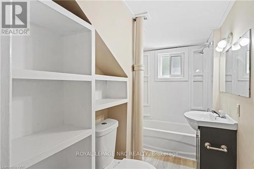 59 Wellington Street, St. Catharines (451 - Downtown), ON - Indoor Photo Showing Bathroom