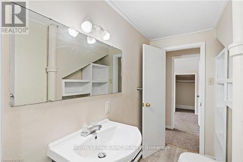 59 Wellington Street, St. Catharines (451 - Downtown), ON - Indoor Photo Showing Bathroom