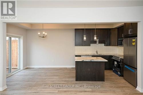 61 - 4552 Portage Road, Niagara Falls (211 - Cherrywood), ON - Indoor Photo Showing Kitchen