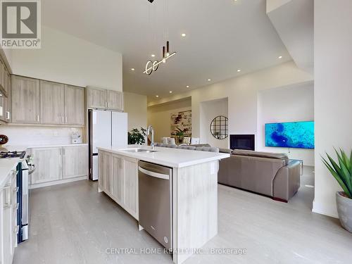 17 Knollview Lane, Richmond Hill, ON - Indoor Photo Showing Kitchen