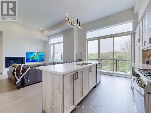 17 Knollview Lane, Richmond Hill, ON - Indoor Photo Showing Kitchen With Double Sink