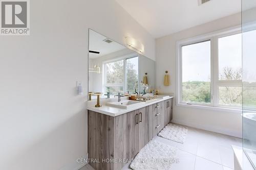 17 Knollview Lane, Richmond Hill, ON - Indoor Photo Showing Bathroom