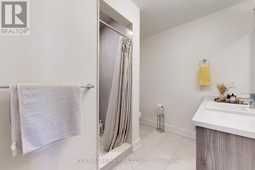 17 Knollview Lane, Richmond Hill, ON - Indoor Photo Showing Bathroom