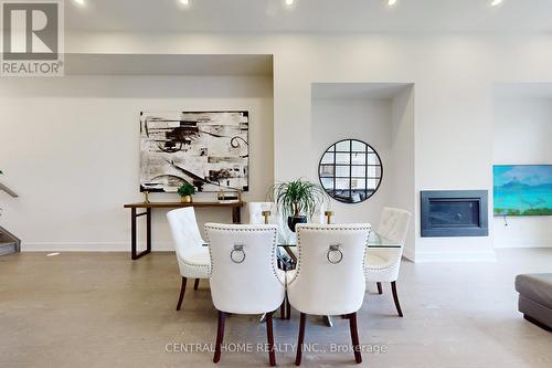 17 Knollview Lane, Richmond Hill, ON - Indoor Photo Showing Dining Room