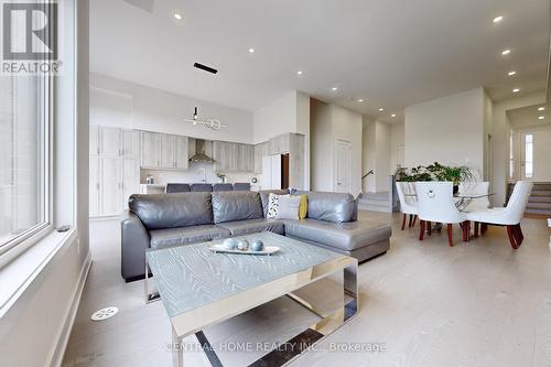 17 Knollview Lane, Richmond Hill, ON - Indoor Photo Showing Living Room