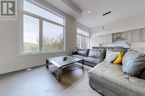 17 Knollview Lane, Richmond Hill, ON - Indoor Photo Showing Living Room