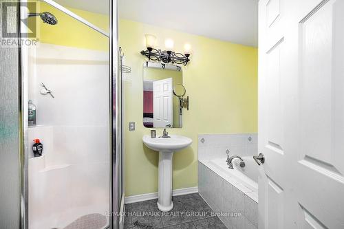 213 Duntroon Circle N, Ottawa, ON - Indoor Photo Showing Bathroom