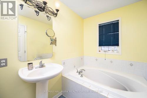 213 Duntroon Circle N, Ottawa, ON - Indoor Photo Showing Bathroom