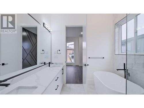 5PCE luxurious primary ensuite - 2798 Canyon Crest Drive, West Kelowna, BC - Indoor Photo Showing Bathroom