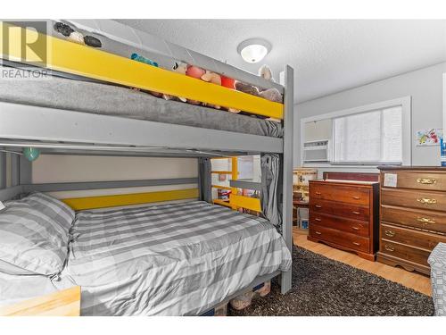 450 9 Avenue Se, Salmon Arm, BC - Indoor Photo Showing Bedroom