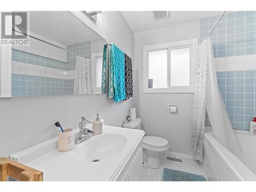 450 9 Avenue Se, Salmon Arm, BC - Indoor Photo Showing Bathroom