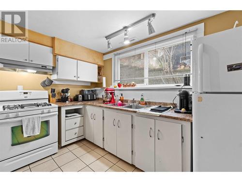 suite - 450 9 Avenue Se, Salmon Arm, BC - Indoor Photo Showing Kitchen With Double Sink