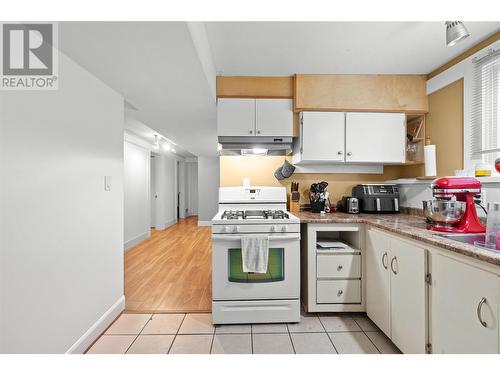 suite - 450 9 Avenue Se, Salmon Arm, BC - Indoor Photo Showing Kitchen