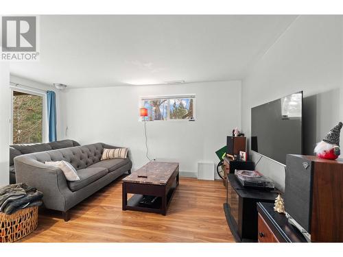 suite - 450 9 Avenue Se, Salmon Arm, BC - Indoor Photo Showing Living Room