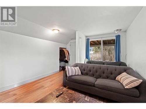 suite - 450 9 Avenue Se, Salmon Arm, BC - Indoor Photo Showing Living Room