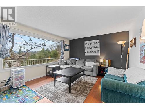 450 9 Avenue Se, Salmon Arm, BC - Indoor Photo Showing Living Room