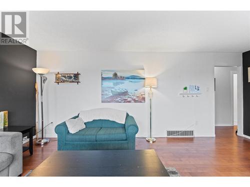 450 9 Avenue Se, Salmon Arm, BC - Indoor Photo Showing Living Room