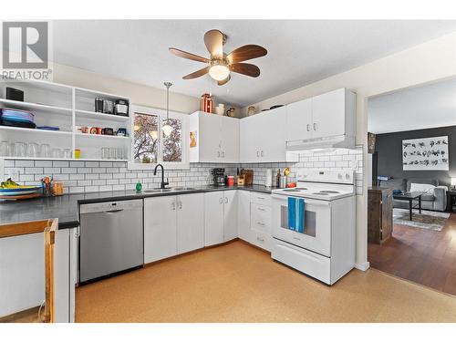 450 9 Avenue Se, Salmon Arm, BC - Indoor Photo Showing Kitchen