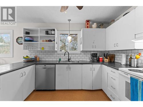 450 9 Avenue Se, Salmon Arm, BC - Indoor Photo Showing Kitchen With Double Sink