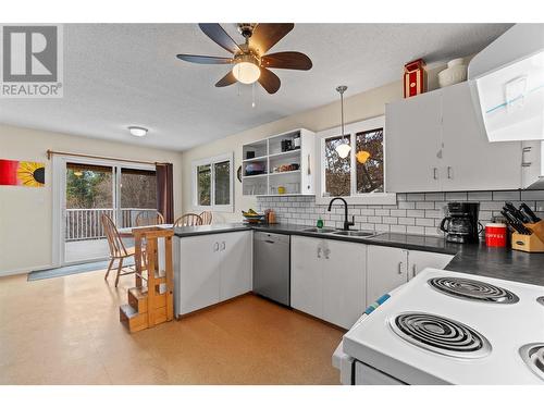 450 9 Avenue Se, Salmon Arm, BC - Indoor Photo Showing Kitchen With Double Sink