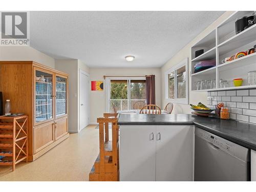 450 9 Avenue Se, Salmon Arm, BC - Indoor Photo Showing Kitchen