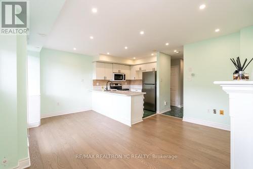 B202 - 98 Cornell Park Avenue, Markham, ON - Indoor Photo Showing Kitchen