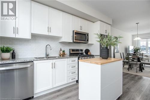 44 Hollywood Court, Cambridge, ON - Indoor Photo Showing Kitchen With Upgraded Kitchen