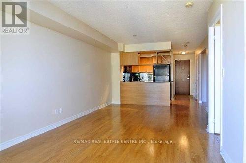 909 - 4090 Living Arts Drive, Mississauga, ON - Indoor Photo Showing Kitchen