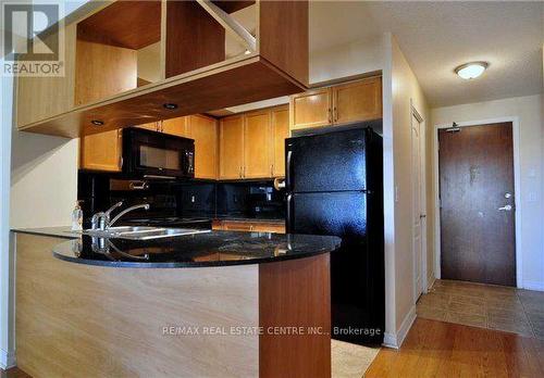 909 - 4090 Living Arts Drive, Mississauga, ON - Indoor Photo Showing Kitchen With Double Sink