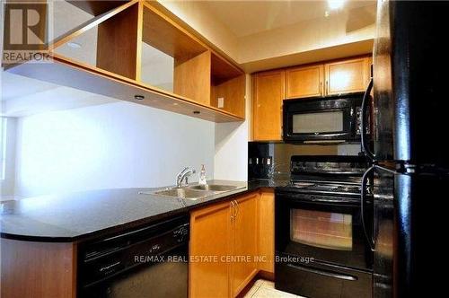 909 - 4090 Living Arts Drive, Mississauga, ON - Indoor Photo Showing Kitchen With Double Sink