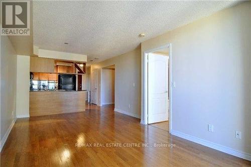 909 - 4090 Living Arts Drive, Mississauga, ON - Indoor Photo Showing Kitchen