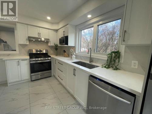 2930 Oka Road, Mississauga, ON - Indoor Photo Showing Kitchen