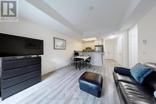 112 - 650 Gordon Street, Whitby, ON - Indoor Photo Showing Living Room