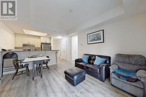 112 - 650 Gordon Street, Whitby, ON - Indoor Photo Showing Living Room