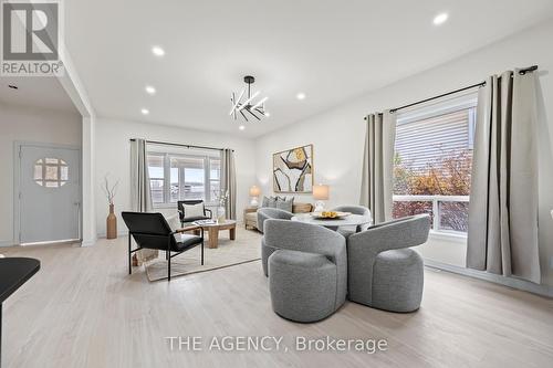 80 Courtwright Street, Fort Erie (332 - Central), ON - Indoor Photo Showing Living Room