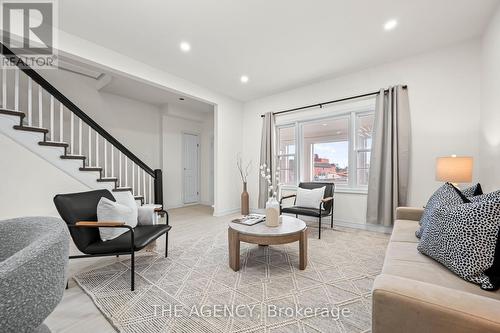 80 Courtwright Street, Fort Erie (332 - Central), ON - Indoor Photo Showing Living Room