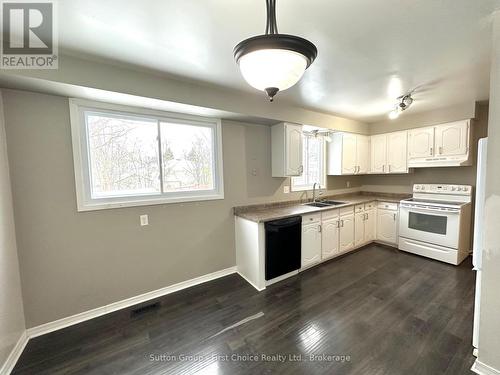 1757 Aldersbrook Road, London, ON - Indoor Photo Showing Kitchen With Double Sink