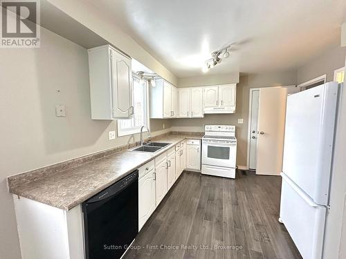 1757 Aldersbrook Road, London, ON - Indoor Photo Showing Kitchen With Double Sink