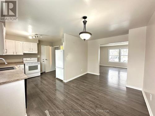 1757 Aldersbrook Road, London, ON - Indoor Photo Showing Kitchen With Double Sink