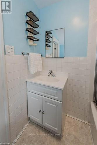 100 Hayes Avenue, Guelph (Two Rivers), ON - Indoor Photo Showing Bathroom