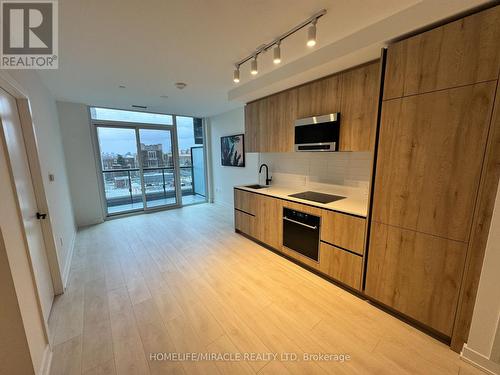 619 - 117 Broadway Avenue, Toronto, ON - Indoor Photo Showing Kitchen