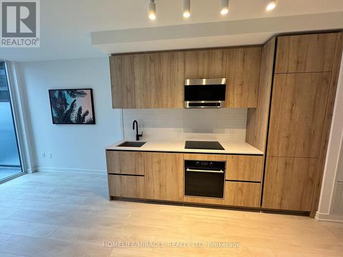 619 - 117 Broadway Avenue, Toronto, ON - Indoor Photo Showing Kitchen