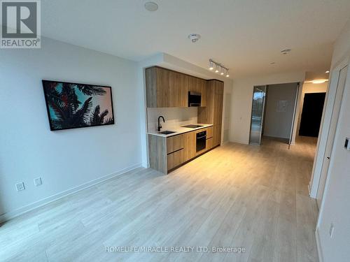 619 - 117 Broadway Avenue, Toronto, ON - Indoor Photo Showing Kitchen